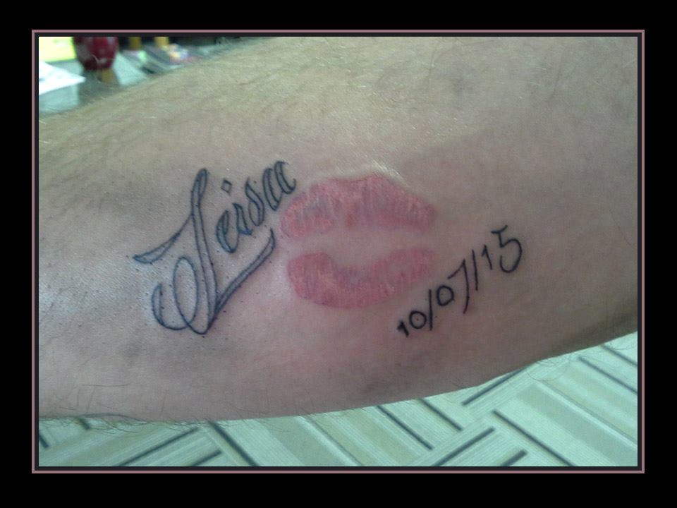 lips date lettering tattoo